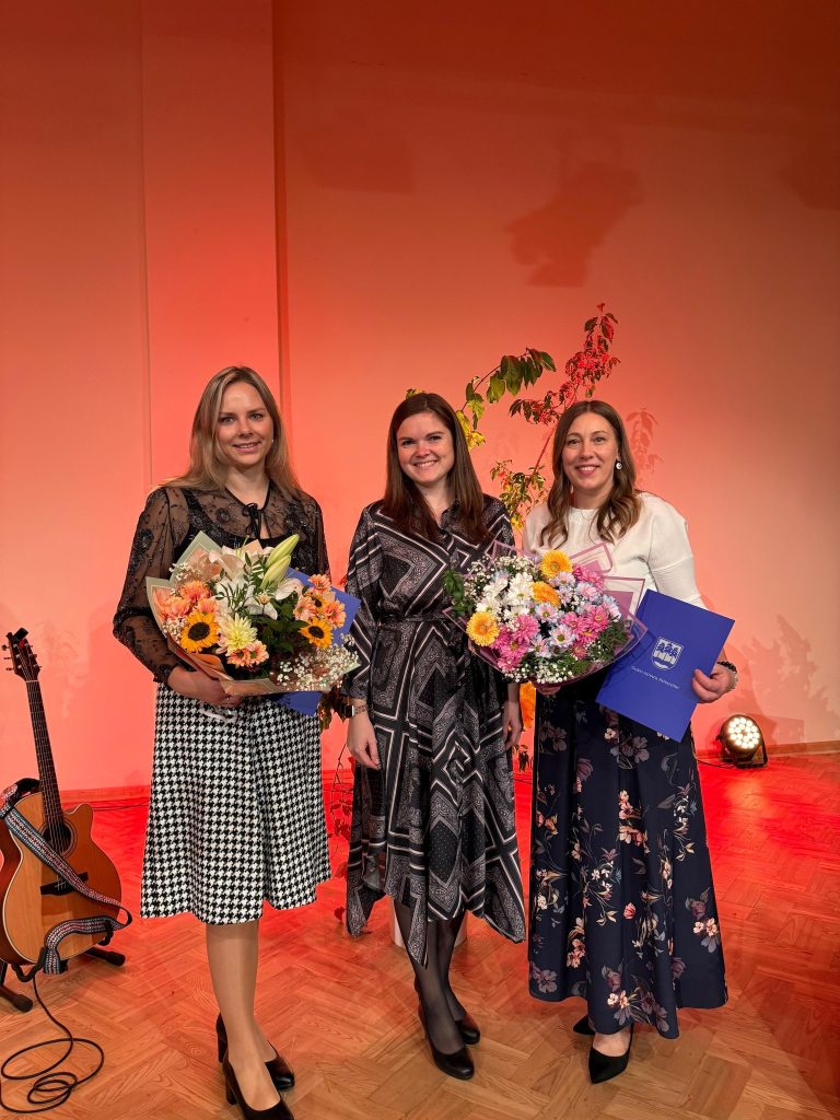 Lepojamies! Mūsu pedagoģes Sanita Kovaļkova un Santa Silina vakar saņēma Ogres novada pašvaldības Pateicības rakstus par sekmīgu kopdarbu izglītībā.