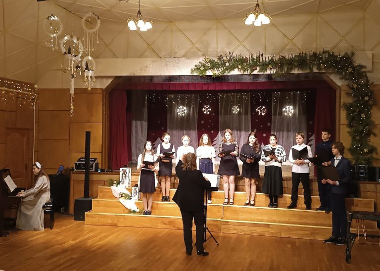 Koncerts Ķeipenē. Ziemassvētku miers vēl tikai melodijās, skolas dzīve vēl pārpilna ieskaišu, darbu un nedarbu.