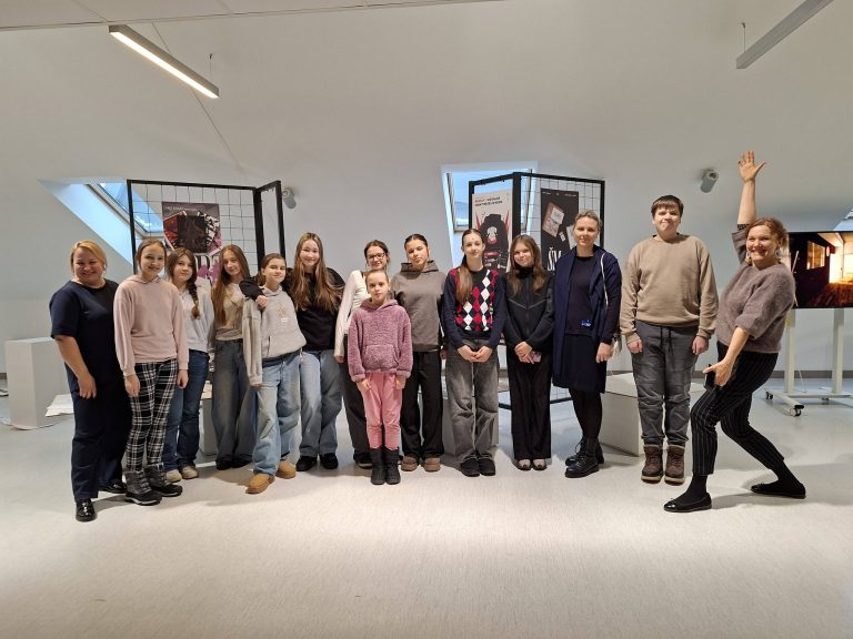 Vecāko klašu mākslinieki šodien viesojās Ogres tehnikuma Dizaina un mākslas nodaļā un uzzināja par iespējām mācīties un apgūt dizainera profesiju ļoti kvalitatīvā mācību vidē tepat – mūsu novadā.